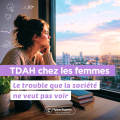 Femme assise à une table avec des livres qui regarde par la fenêtre au loin la ville d'un air rêveur.